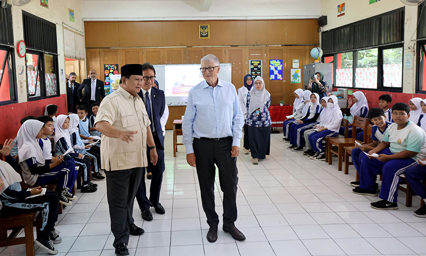 Presiden Prabowo dan Bill Gates tinjau MBG
di SDN 03 Jati Pulogadung, Jakarta, Rabu (7/5). [Tim Media Presiden]