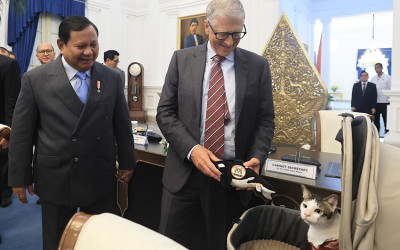 Bill Gates Kasih Boneka ke Bobby Kertanegara