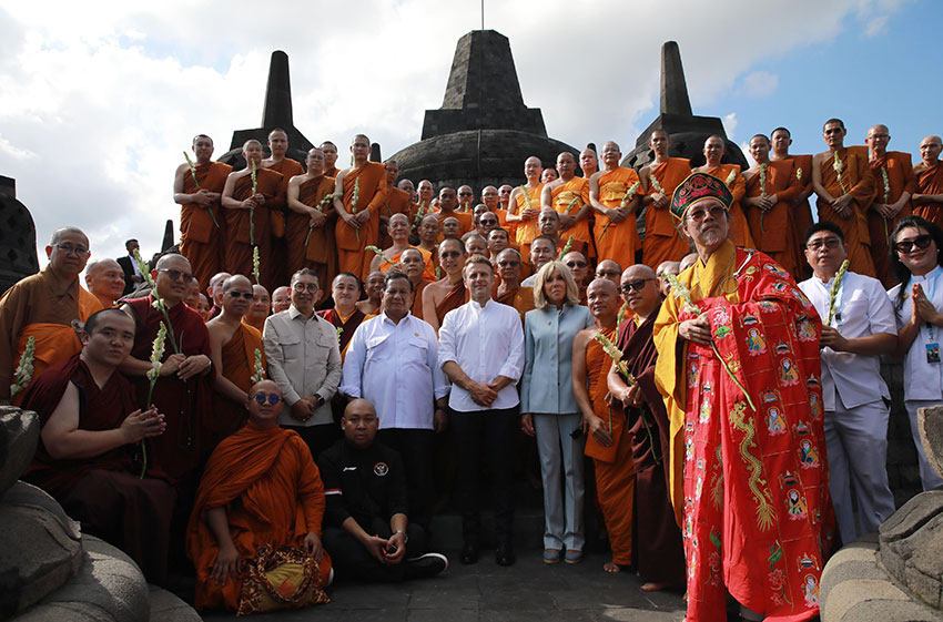 Presiden Prabowo Subianto mengajak Presiden Emmanuel Macron mengunjungi Candi Borobudur, di Kabupaten Magelang, Jawa Tengah, Kamis (29/5). [Tim Media Presiden]