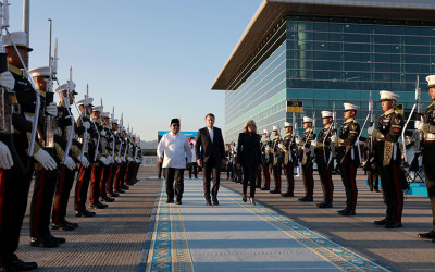 Momen Presiden Prabowo Antar Presiden Macron Pulang