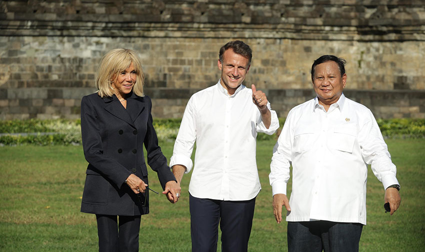 Presiden Prabowo Subianto mengajak Presiden Emmanuel Macron mengunjungi Candi Borobudur, di Kabupaten Magelang, Jawa Tengah, Kamis (29/5). [Tim Media Presiden]