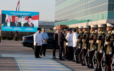 Presiden Prabowo Subianto Antar Langsung Keberangkatan Presiden Macron ke Singapura