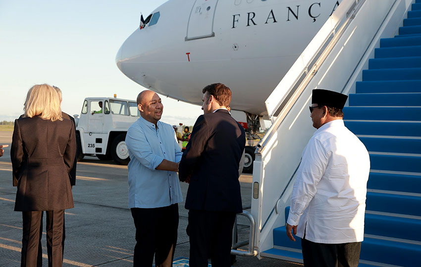 Presiden Prabowo Subianto mengantar langsung Presiden Emmanuel Macron ke Bandara Internasional Yogyakarta, di Kulon Progo, Yogyakarta, Kamis (29/5). [Tim Media Presiden]