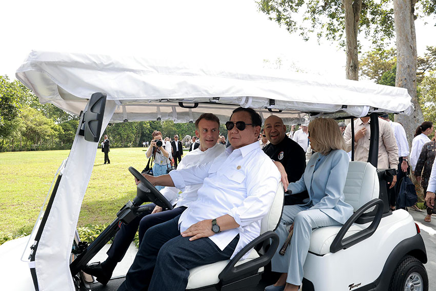 Presiden Prabowo Subianto mengajak Presiden Emmanuel Macron mengunjungi Candi Borobudur, di Kabupaten Magelang, Jawa Tengah, Kamis (29/5). [Tim Media Presiden]