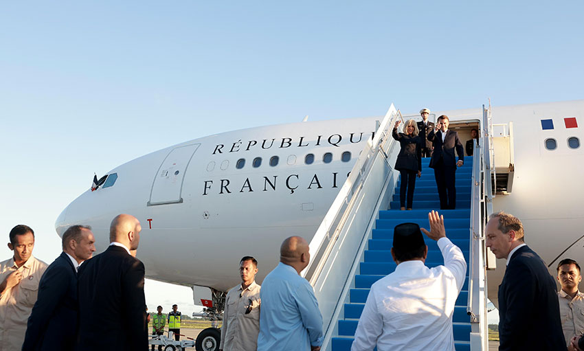 Presiden Prabowo Subianto mengantar langsung Presiden Emmanuel Macron ke Bandara Internasional Yogyakarta, di Kulon Progo, Yogyakarta, Kamis (29/5). [Tim Media Presiden]