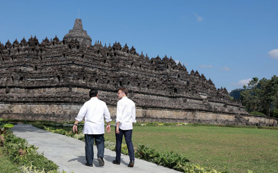 Presiden Prabowo Ajak Presiden Macron ke Borobudur