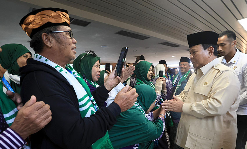 Presiden Prabowo menyambangi jemaah calon Haji di Terminal 2, Bandara Soeta, Tangerang, Banten, Minggu (4/5). [Tim Media Presiden/M Maluana Putra]