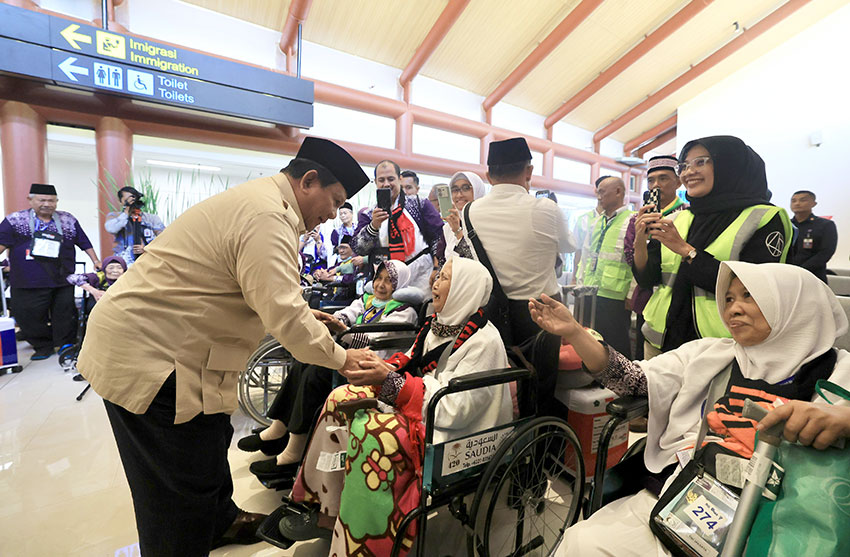 Presiden Prabowo menyambangi jemaah calon Haji di Terminal 2, Bandara Soeta, Tangerang, Banten, Minggu (4/5). [Tim Media Presiden/M Maluana Putra]