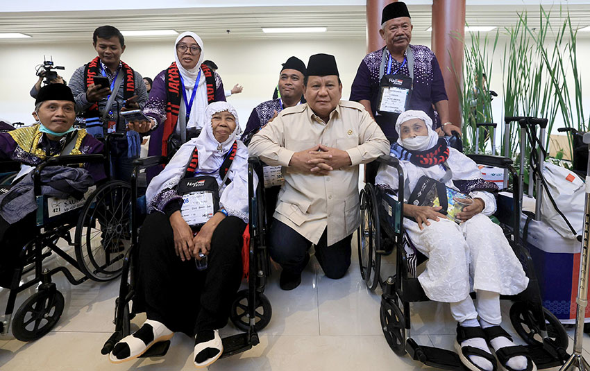 Presiden Prabowo menyambangi jemaah calon Haji di Terminal 2, Bandara Soeta, Tangerang, Banten, Minggu (4/5). [Tim Media Presiden/M Maluana Putra]