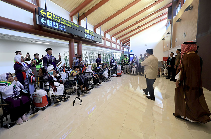 Presiden Prabowo menyambangi jemaah calon Haji di Terminal 2, Bandara Soeta, Tangerang, Banten, Minggu (4/5). [Tim Media Presiden/M Maluana Putra]
