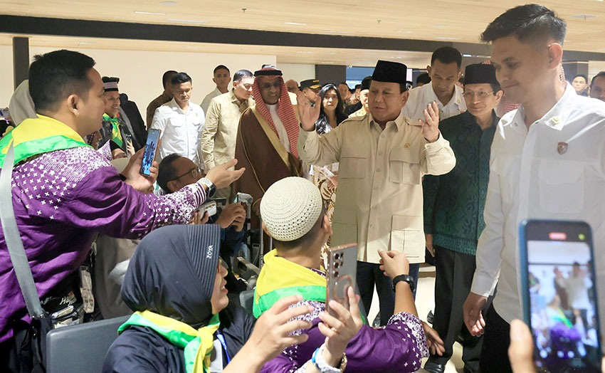 Presiden Prabowo menyambangi jemaah calon Haji di Terminal 2, Bandara Soeta, Tangerang, Banten, Minggu (4/5). [Tim Media Presiden/M Maluana Putra]