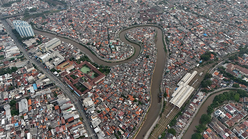 Aliran Kali Ciliwung yang membelah Kelurahan Kampung Melayu, Jakarta Timur dan Bukit Duri, Jakarta Selatan, Jumat (2/5). [astakom/M Syauqi Amrullah]