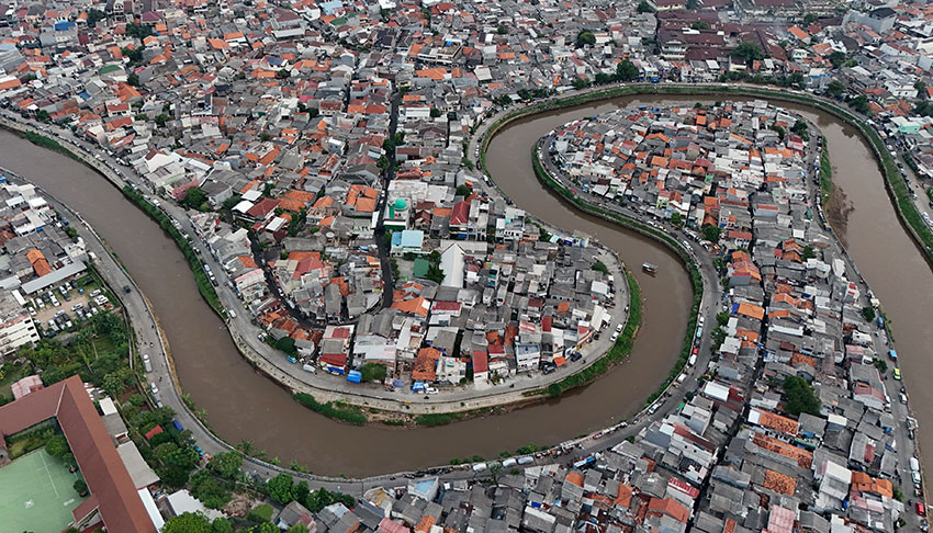 Aliran Kali Ciliwung yang membelah Kelurahan Kampung Melayu, Jakarta Timur dan Bukit Duri, Jakarta Selatan, Jumat (2/5). [astakom/M Syauqi Amrullah]