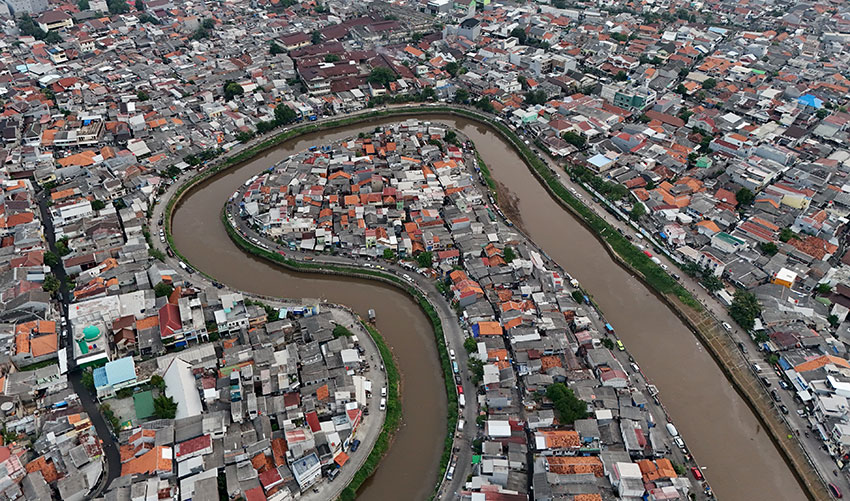 Aliran Kali Ciliwung yang membelah Kelurahan Kampung Melayu, Jakarta Timur dan Bukit Duri, Jakarta Selatan, Jumat (2/5). [astakom/M Syauqi Amrullah]