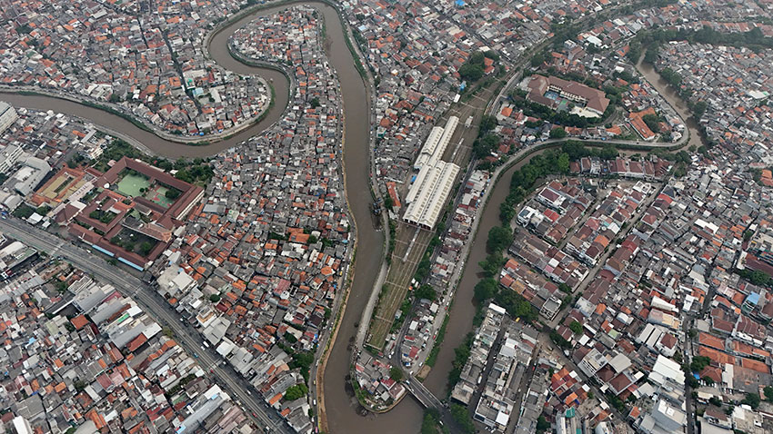 Aliran Kali Ciliwung yang membelah Kelurahan Kampung Melayu, Jakarta Timur dan Bukit Duri, Jakarta Selatan, Jumat (2/5). [astakom/M Syauqi Amrullah]
