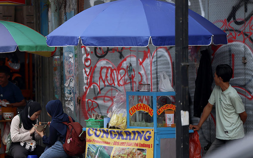 Penjual Cungkring, di Kawasan Pecinan, Jalan Suryakencana, Bogor, Jawa Barat, Selasa, (13/5). [M. Syauqi Amrullah]