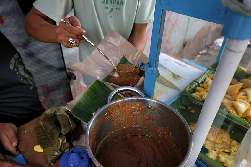 Penjual Cungkring, di Kawasan Pecinan, Jalan Suryakencana, Bogor, Jawa Barat, Selasa, (13/5). [M. Syauqi Amrullah]