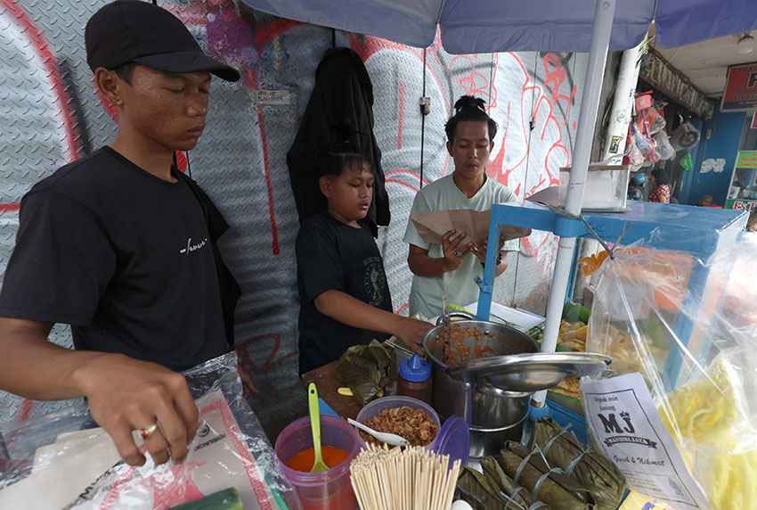 Penjual Cungkring, di Kawasan Pecinan, Jalan Suryakencana, Bogor, Jawa Barat, Selasa, (13/5). [M. Syauqi Amrullah]