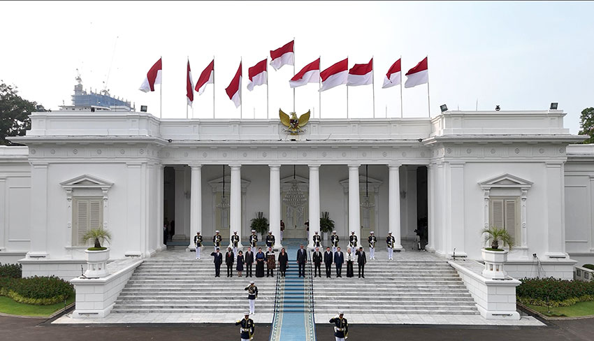 Presiden Prabowo menerima delapan Duta Besar, di Istana Merdeka, Jakarta (6/5). [Tim Media Presiden]