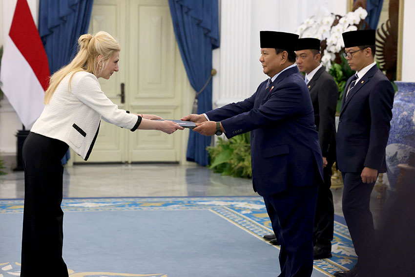 Presiden Prabowo menerima delapan Duta Besar, di Istana Merdeka, Jakarta (6/5). [Tim Media Presiden]