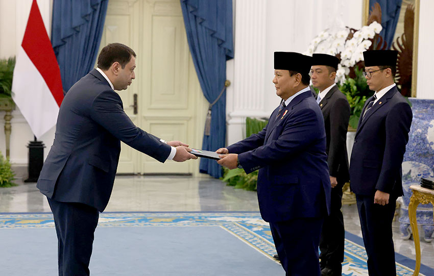Presiden Prabowo menerima delapan Duta Besar, di Istana Merdeka, Jakarta (6/5). [Tim Media Presiden]