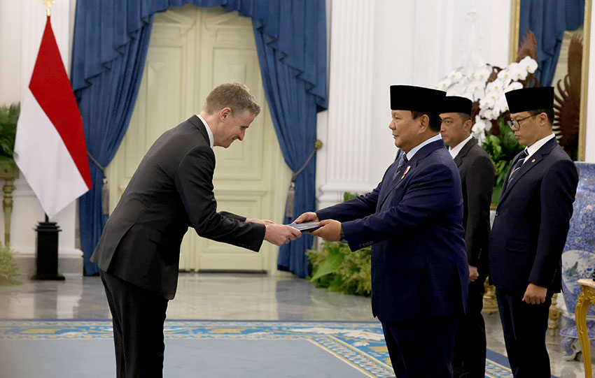 Presiden Prabowo menerima delapan Duta Besar, di Istana Merdeka, Jakarta (6/5). [Tim Media Presiden]