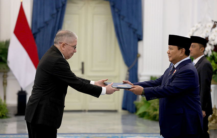 Presiden Prabowo menerima delapan Duta Besar, di Istana Merdeka, Jakarta (6/5). [Tim Media Presiden]