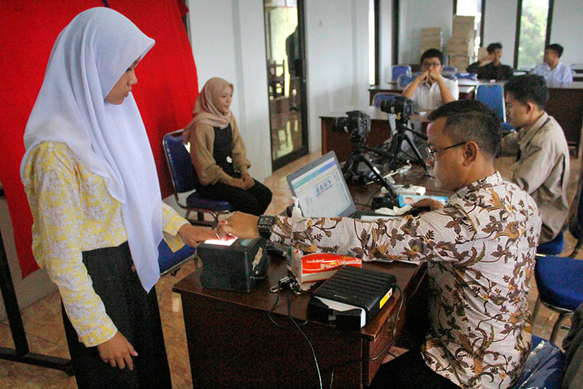 Petugas melakukan perekaman KTP elektronik (KTP-el) kepada siswa di SMA Yapemri, Depok, Jawa Barat, Kamis (8/5). [astakom/Muhammad Syauqi Amrullah]