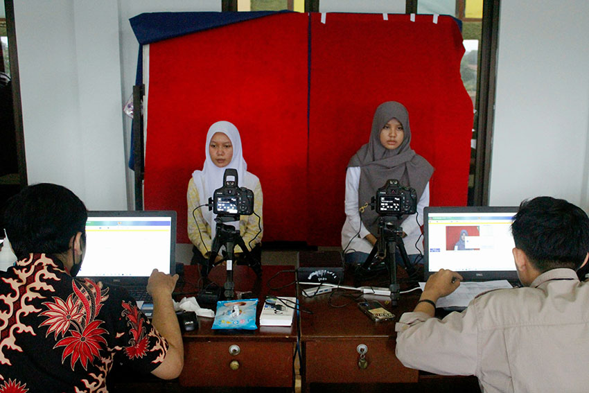 Petugas melakukan perekaman KTP elektronik (KTP-el) kepada siswa di SMA Yapemri, Depok, Jawa Barat, Kamis (8/5). [astakom/Muhammad Syauqi Amrullah]