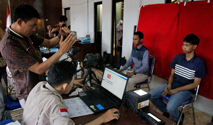 Petugas melakukan perekaman KTP elektronik (KTP-el) kepada siswa di SMA Yapemri, Depok, Jawa Barat, Kamis (8/5). [astakom/Muhammad Syauqi Amrullah]