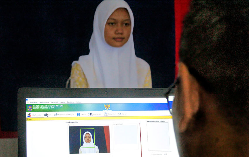 Petugas melakukan perekaman KTP elektronik (KTP-el) kepada siswa di SMA Yapemri, Depok, Jawa Barat, Kamis (8/5). [astakom/Muhammad Syauqi Amrullah]