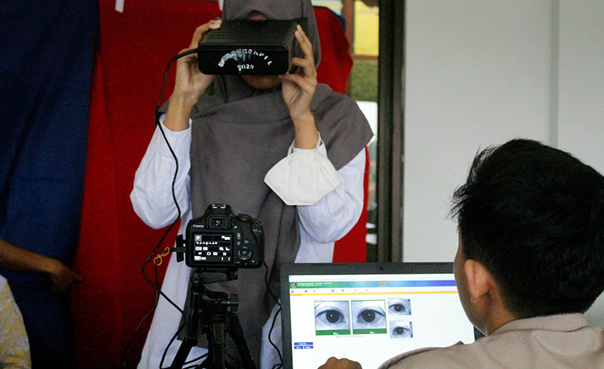 Petugas melakukan perekaman KTP elektronik (KTP-el) kepada siswa di SMA Yapemri, Depok, Jawa Barat, Kamis (8/5). [astakom/Muhammad Syauqi Amrullah]