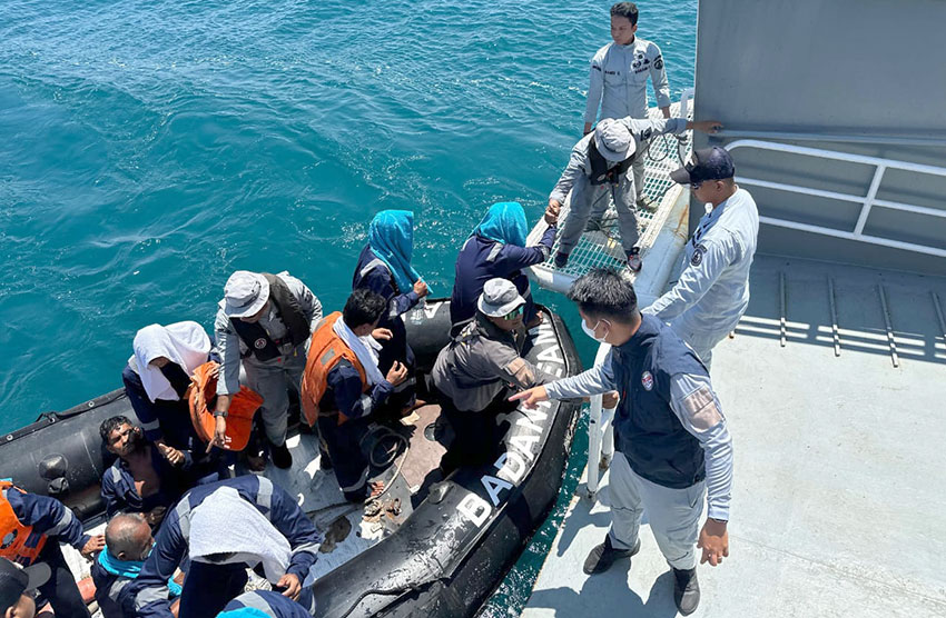 Bakamla RI berhasil mengevakuasi 14 ABK KM Pasifik Memori II yang tenggelam di Perairan Utara Berakit, Kepulauan Riau, Selasa (20/5). [astakom/Bakamla]