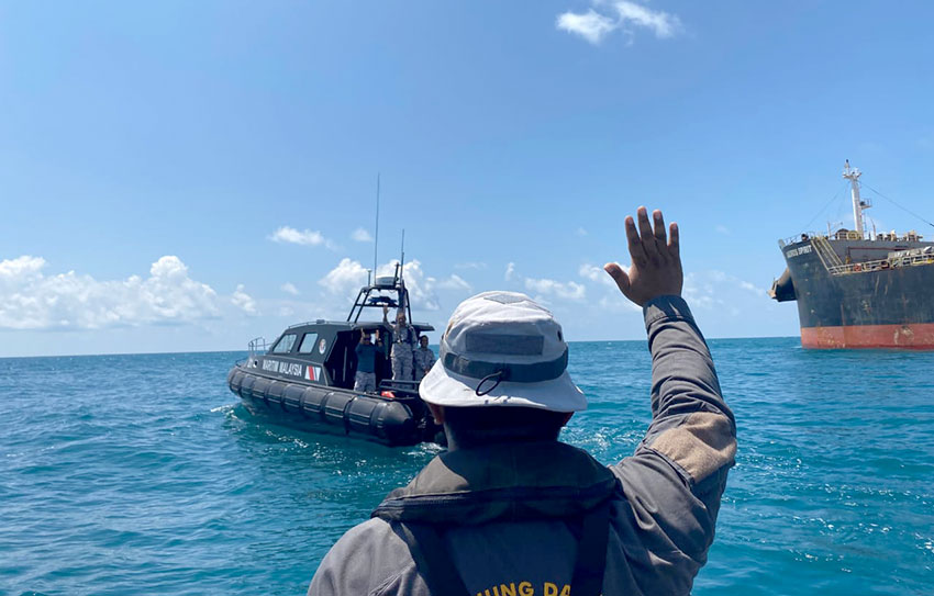 Bakamla RI berhasil mengevakuasi 14 ABK KM Pasifik Memori II yang tenggelam di Perairan Utara Berakit, Kepulauan Riau, Selasa (20/5). [astakom/Bakamla]