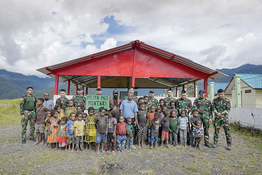 Sekolah pintar PELITA PACE MENTARI, di kampung Tirineri, Papua, Jumat (2/4). [astakom/Pen Satgas Yonif 715/Mtl]