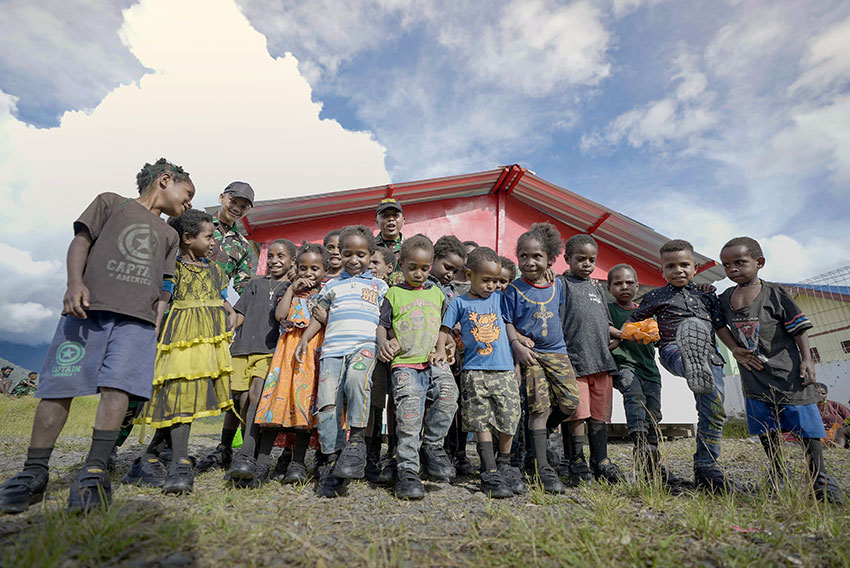 Sekolah pintar PELITA PACE MENTARI, di kampung Tirineri, Papua, Jumat (2/4). [astakom/Pen Satgas Yonif 715/Mtl]