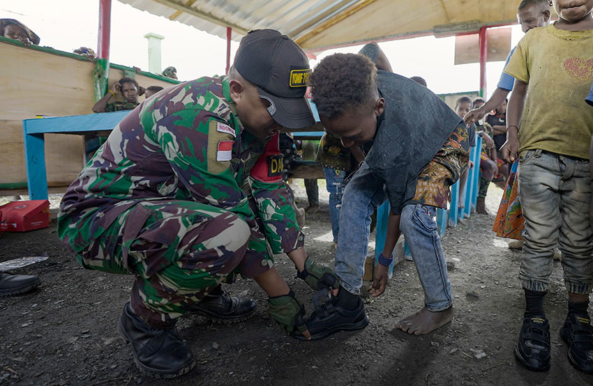 Sekolah pintar PELITA PACE MENTARI, di kampung Tirineri, Papua, Jumat (2/4). [astakom/Pen Satgas Yonif 715/Mtl]