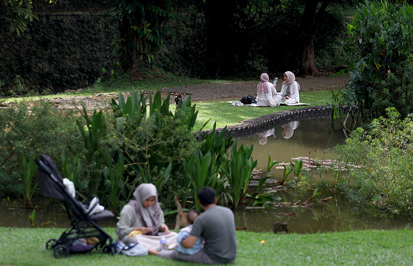 Sejumlah wisatawan berlibur di Kebun Raya Bogor, Jawa Barat, Selasa (13/5). [astakom/M. Syauqi Amrullah]