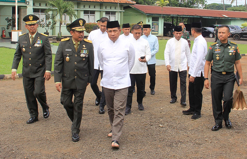 Panglima TNI Jenderal TNI Agus Subiyanto menghadiri upacara pelepasan jenazah di Gudang Pusat Munisi III, Pulo Gebang, Jakarta Timur, Selasa (13/5). [astakom/Pen TNI]