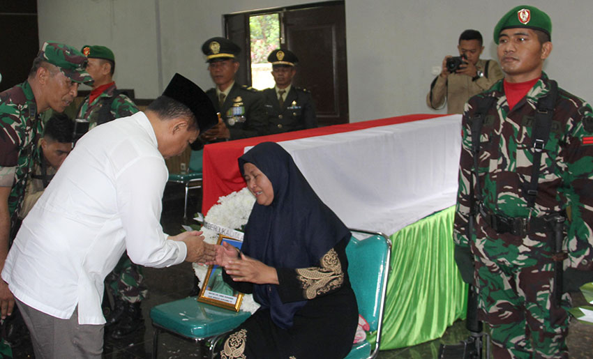 Panglima TNI Jenderal TNI Agus Subiyanto menghadiri upacara pelepasan jenazah di Gudang Pusat Munisi III, Pulo Gebang, Jakarta Timur, Selasa (13/5). [astakom/Pen TNI]