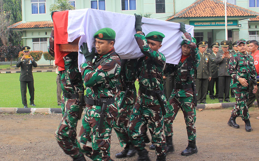 Upacara militer pelepasan jenazah empat prajurit TNI AD di Gudang Pusat Munisi III, Pulo Gebang, Jakarta Timur, Selasa (13/5). [astakom/Pen TNI]