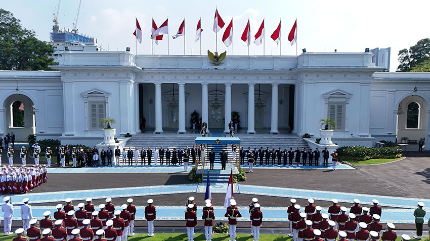 Presiden Prabowo Subianto menyambut kunjungan kenegaraan Presiden Prancis Emmanuel Macron di Istana Merdeka, Jakarta, Rabu (28/5). [Tim Media Presiden]