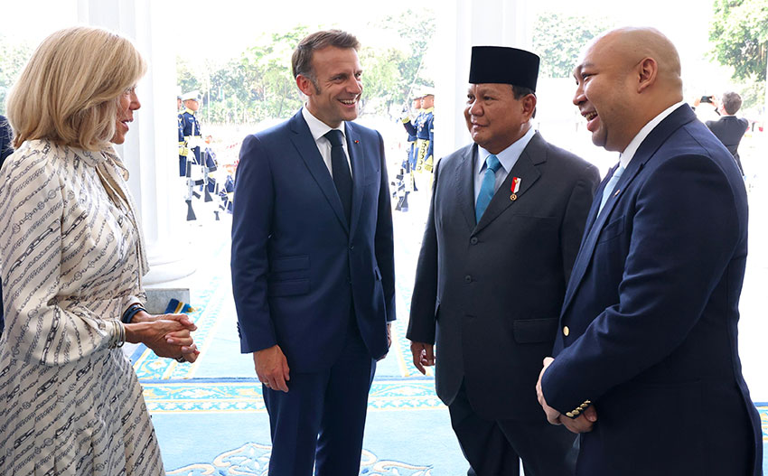 Presiden Prabowo Subianto menyambut kunjungan kenegaraan Presiden Prancis Emmanuel Macron di Istana Merdeka, Jakarta, Rabu (28/5). [Tim Media Presiden]
