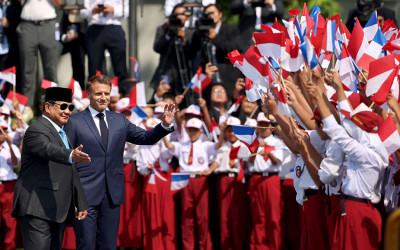 Nuansa Merah, Putih dan Biru Halaman Istana Sambut Macron di Indonesia