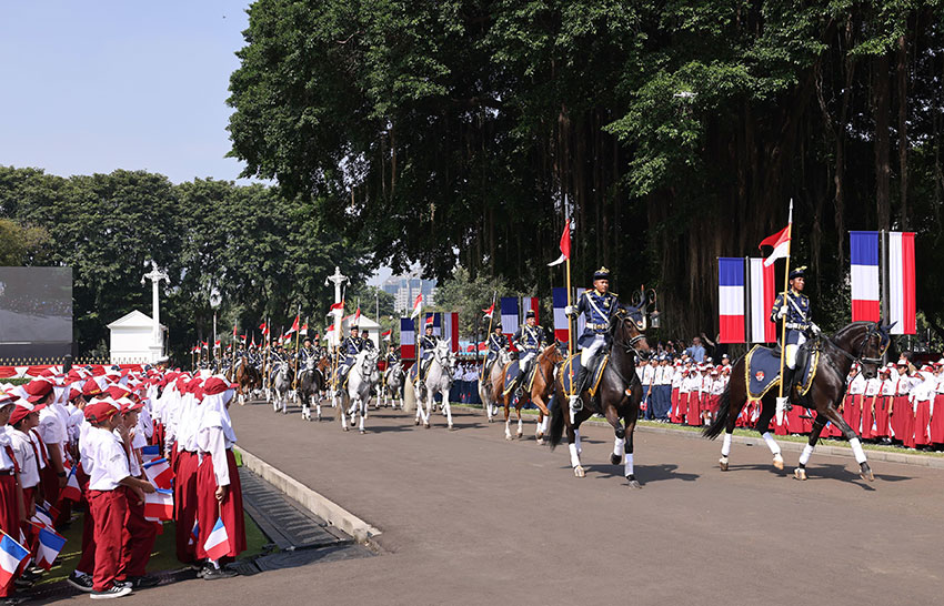 Presiden Prabowo Subianto menyambut kunjungan kenegaraan Presiden Prancis Emmanuel Macron di Istana Merdeka, Jakarta, Rabu (28/5). [Tim Media Presiden]