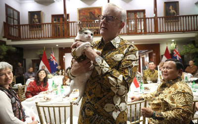 Albanese Hadiahi Kalung untuk 'Bobby Kertanegara' saat Jamuan Makan Malam