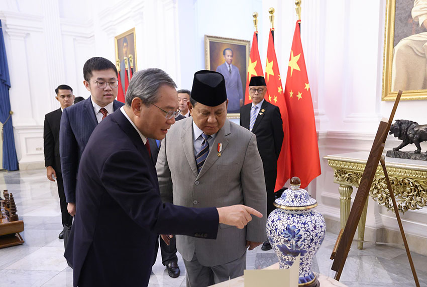 Presiden Prabowo Subianto menjamu makan siang PM China Li Qiang di Istana Merdeka, Jakarta, Minggu (25/5). [Tim Media Presiden]