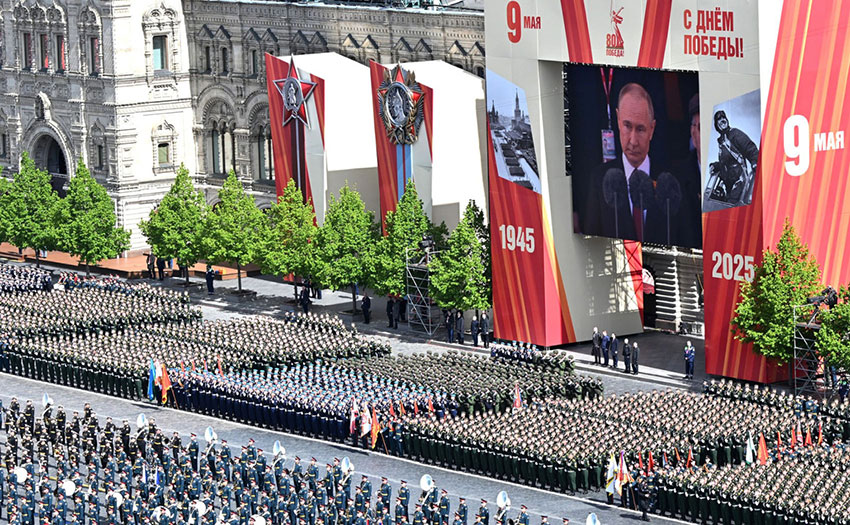 Parade militer peringatan 80 tahun kemenangan Rusia melawan Nazi Jerman, di Lapangan Merah, Moskow, Jumat (9/5). [astakom/kremlin.ru]