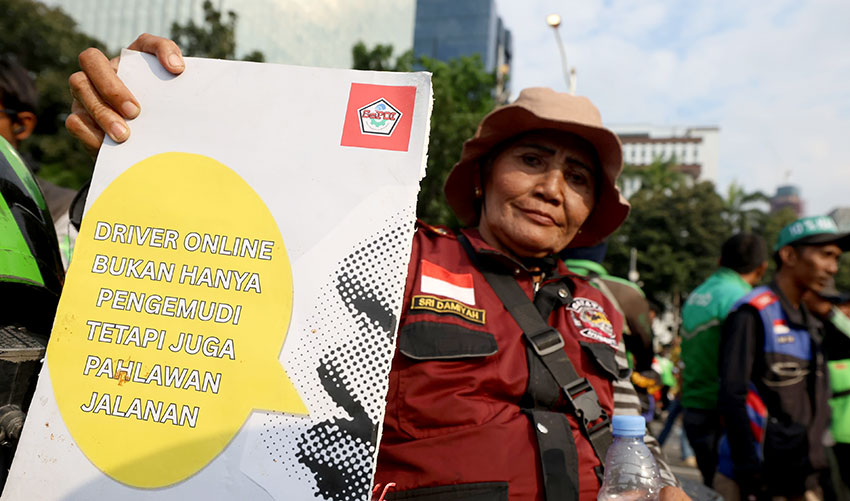 Sejumlah pengemudi ojol berunjuk rasa di kawasan Patung Kuda, Jakarta, Selasa (20/5). [astakom/Muhammad Syauqi Amrullah]