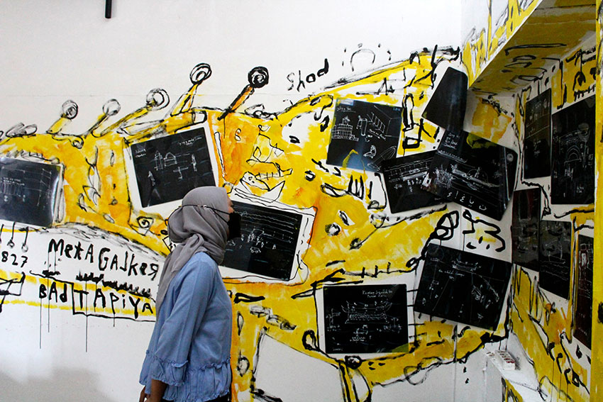 Pengunjung melihat karya seni yang dipamerkan di Galerikertas Studiohanafi, Depok, Jawa Barat, Sabtu, (10/5). [astakom/Muhammad Syauqi Amrullah]